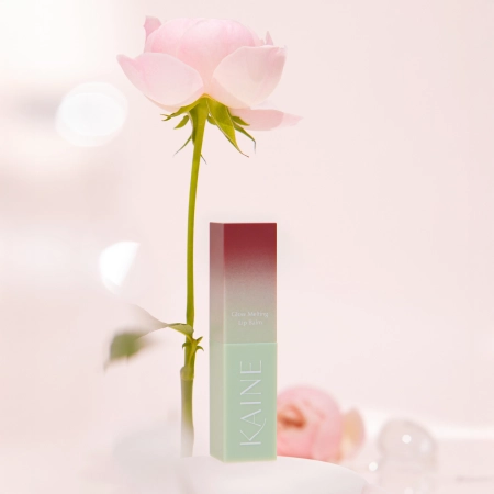 Kaine - Glow Melting Lip Balm – Drėkinamasis Lūpų Balzamas – #Rosy Plum – 3,7 g