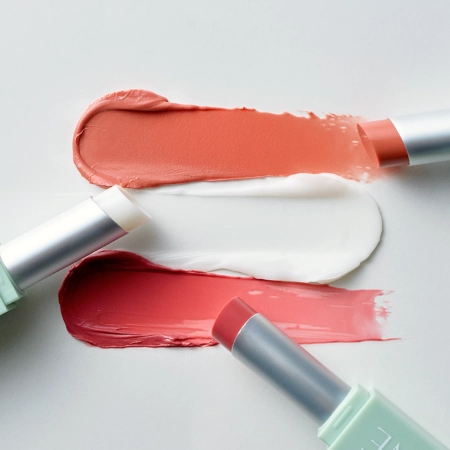 Kaine - Glow Melting Lip Balm – Drėkinamasis Lūpų Balzamas – #Warm Apricot – 3,7 g